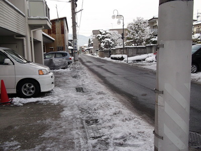 駐車場凍ってます