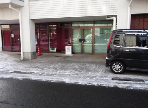 駐車場の雪にご注意ください